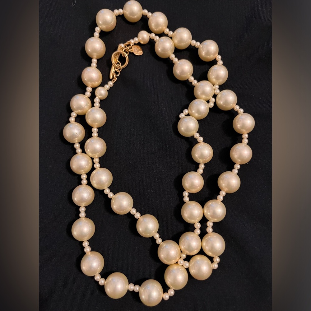 Girls In PEARLS - Picture 2 of 5